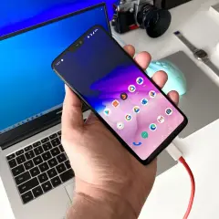 Podłączanie telefonu do laptopa, by łatwo przesłać zdjęcia z telefonu na komputer.