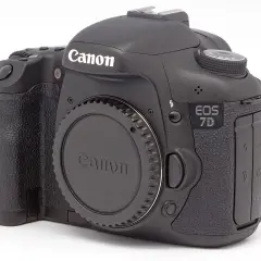 Czarny aparat Canon EOS 7D z obiektywem na białym tle.
