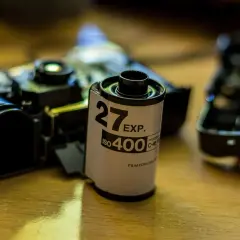 Rolka filmu ISO 400, 27 ekspozycji, leży obok rozebranego aparatu. To początek budowy aparatu cyfrowego, ale z elementami analogowymi.