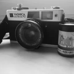 Stary aparat Yashica Electro 35 FC z obiektywem i rolką filmu czarno-białego "KONO!" 400. Klasyczny negatyw.