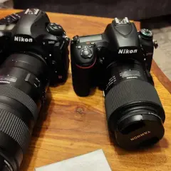 Dwa aparaty Nikon D850 i D750 z obiektywami Tamron. Sprawdź aktualną nikon d850 cena.