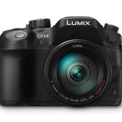 Czarny aparat Panasonic Lumix GH4 z obiektywem.