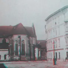 Widok placu z kościołem i kamienicą. Efekt przestrzenny dzięki technice fotografia stereoskopowa.