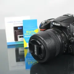 Nikon D80 z obiektywem i akcesoriami. Gotowy do uchwycenia niezapomnianych chwil.
