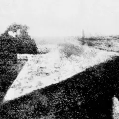 Pierwsze zdjęcie świata, kiedy wynaleziono fotografię. Widok z okna na ulicę, z sylwetką człowieka.