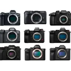 Dziewięć czarnych aparatów cyfrowych marek Canon, Nikon, Fujifilm i Sony na białym tle.