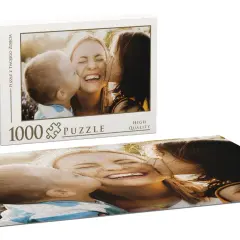 Jak zrobić puzzle ze zdjęcia? Zobacz pudełko z napisem "Puzzle z Twojego zdjęcia" i ułożone obok 1000-elementowe puzzle z uśmiechniętą mamą i dziećmi.