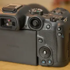 Tył aparatu Canon R7 z uchylnym ekranem. Sprawdź atrakcyjną canon r7 cena i możliwości tego sprzętu.