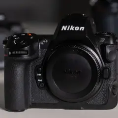 Czarny aparat Nikon z9, z obiektywem z mocowaniem Z. W tle widać inne aparaty.