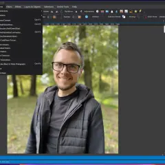 Program do oglądania zdjęć. Na ekranie widać interfejs programu do edycji zdjęć, z otwartym menu "Adjustments" i podglądem portretu mężczyzny.