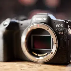 Canon EOS R8, aparat bez obiektywu, idealny do uchwycenia wspomnień. Sprawdź atrakcyjną canon r8 cena!