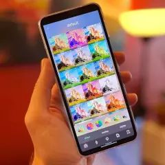 Telefon z programem do robienia zdjęć. Na ekranie widać wiele podglądów tej samej budowli z różnymi efektami.