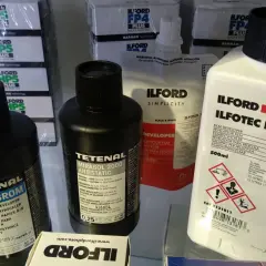 Butelki z roztworem do wywoływania filmów i papierów fotograficznych, m.in. Ilford Ilfotec LC29.