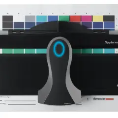 Urządzenie SpyderPRINT do kalibracji drukarki analizuje wydrukowane wzorce kolorów, zapewniając precyzyjne odwzorowanie barw.