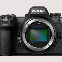 Czarny aparat Nikon z widocznym sensorem. Idealny do tworzenia własnego aparat wodoszczelny ranking.