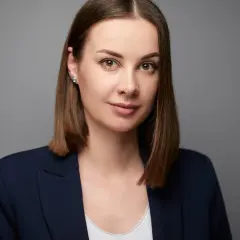 Portret kobiety w granatowej marynarce, idealne biometryczne zdjęcie.