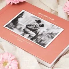 Odbitka z czarno-białym zdjęciem pary obejmującej się na okładce albumu "The Story of Us".