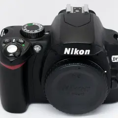Czarny aparat Nikon D60 z obiektywem z zaślepką.
