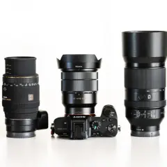 Różne obiektywy do Sony A7 III: szerokokątny Zeiss, makro Sigma, zoom Sony FE 4/16-35, teleobiektyw i jasny obiektyw portretowy.