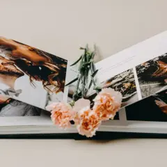 Otwarta księga wspomnień, jak zrobić prezent ze zdjęć. Romantyczne fotografie pary, kwiaty.