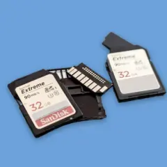 Różne rodzaje kart SD, w tym dwie karty SanDisk Extreme 32 GB, pokazują możliwości przechowywania danych.