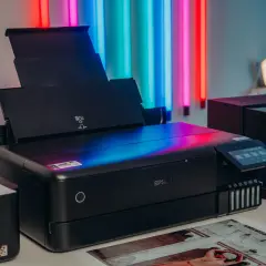 Czarna drukarka Epson z kolorowym podświetleniem, idealna do drukowania zdjęć. To najlepsza drukarka do zdjęć, która zachwyca jakością wydruku.