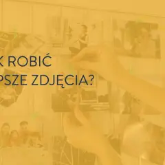 Jak zrobić lepsze zdjęcia? Dłonie przypinają fotografie do tablicy, tworząc inspirującą galerię wspomnień.