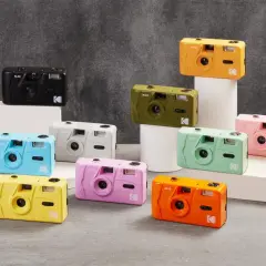 Kolekcja kolorowych aparatów Kodak M35: czarny, żółty, niebieski, biały, zielony, miętowy, różowy i pomarańczowy.