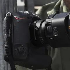 Aparat Nikon Z z obiektywem F-mount podłączonym przez adapter FTZ II.