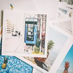 Zdjęcia z wakacji, ananasy i budka telefoniczna. Zastanawiasz się, ile kosztuje wywołanie zdjęcia u fotografa?