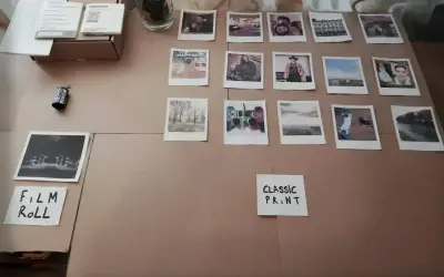 Zdjęcia z Rossmanna: odbitki polaroid, rolka filmu i klasyczne wydruki.