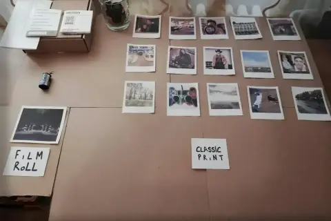 Zdjęcia z Rossmanna: odbitki polaroid, rolka filmu i klasyczne wydruki.