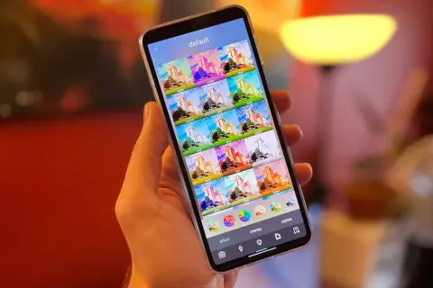 Telefon z programem do robienia zdjęć. Na ekranie widać wiele podglądów tej samej budowli z różnymi efektami.