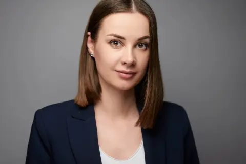 Portret kobiety w granatowej marynarce, idealne biometryczne zdjęcie.