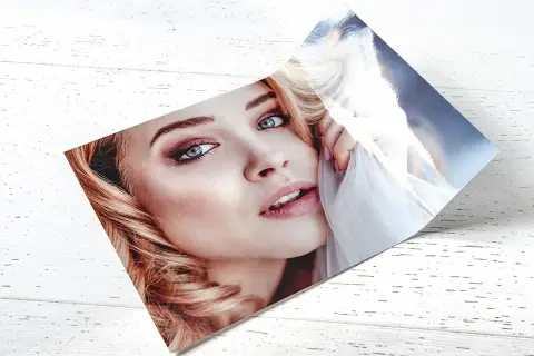 Portret kobiety z falowanymi włosami i delikatnym makijażem. Idealny format 10x15 jaki to format na pamiątkowe zdjęcie.