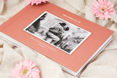 Odbitka z czarno-białym zdjęciem pary obejmującej się na okładce albumu "The Story of Us".