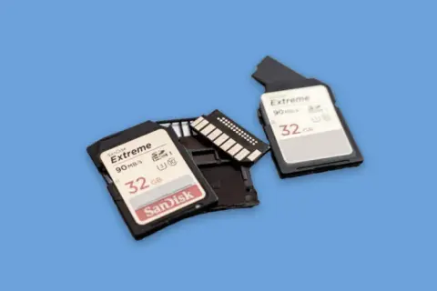 Różne rodzaje kart SD, w tym dwie karty SanDisk Extreme 32 GB, pokazują możliwości przechowywania danych.