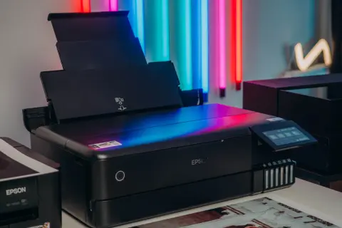 Czarna drukarka Epson z kolorowym podświetleniem, idealna do drukowania zdjęć. To najlepsza drukarka do zdjęć, która zachwyca jakością wydruku.