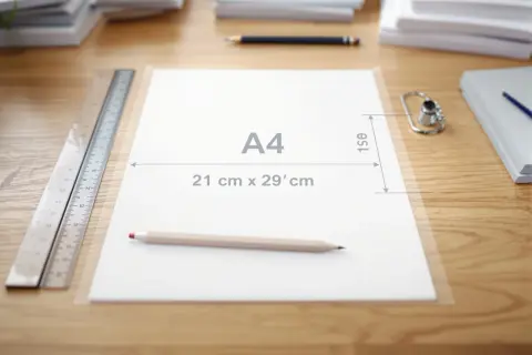 Na biurku leży kartka A4 (21x29 cm), linijka i ołówek. Idealna jaka rozdzielczość do druku A4?