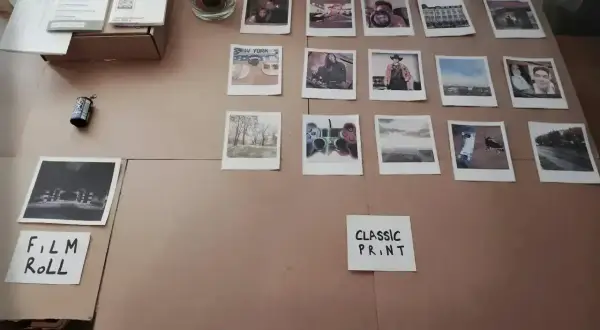 Zdjęcia z Rossmanna: odbitki polaroid, rolka filmu i klasyczne wydruki.