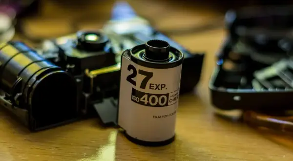 Rolka filmu ISO 400, 27 ekspozycji, leży obok rozebranego aparatu. To początek budowy aparatu cyfrowego, ale z elementami analogowymi.