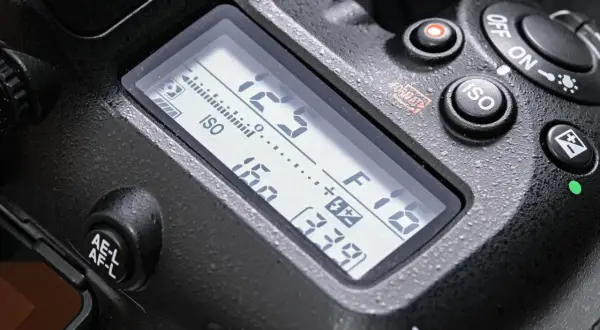 Wyświetlacz aparatu pokazuje ustawienia: ISO 160, przysłonę F1.8, czas 1/125s. To kluczowe dane dla każdego, kto chce kontrolować ekspozycję, a **światłomierz** wbudowany w aparat pomaga je precyzyjnie ustawić.