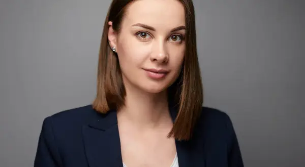 Portret kobiety w granatowej marynarce, idealne biometryczne zdjęcie.