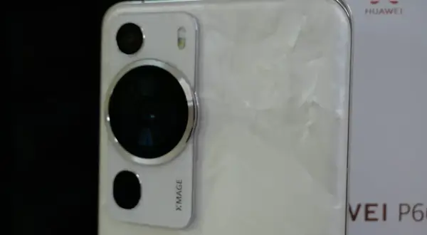 Biały Huawei P60 Pro z modułem aparatów Xmage. Czy to telefon, jaki telefon ma najlepszy aparat?