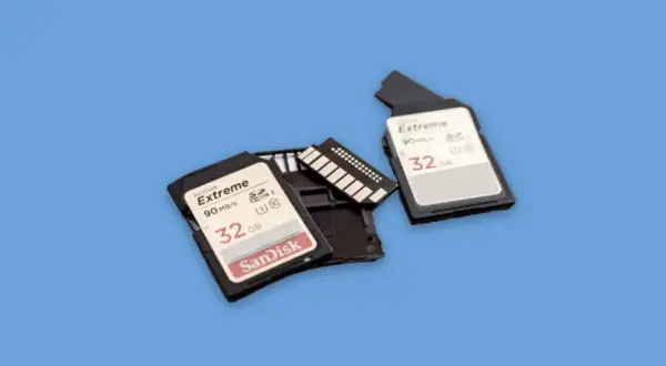Różne rodzaje kart SD, w tym dwie karty SanDisk Extreme 32 GB, pokazują możliwości przechowywania danych.