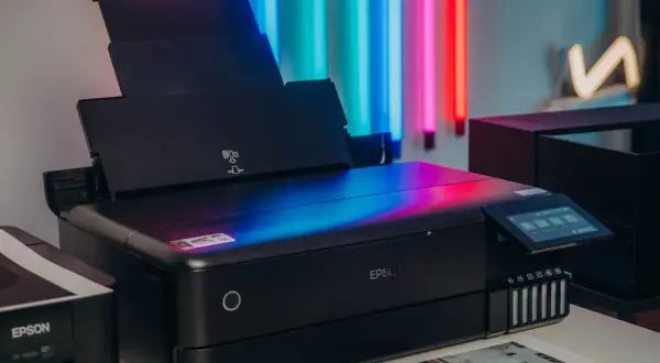 Czarna drukarka Epson z kolorowym podświetleniem, idealna do drukowania zdjęć. To najlepsza drukarka do zdjęć, która zachwyca jakością wydruku.