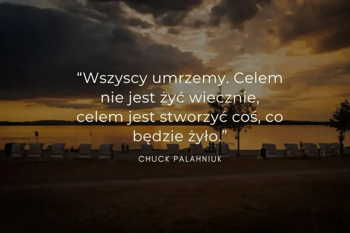 Piękne cytaty o fotografii: "Wszyscy umrzemy. Celem nie jest żyć wiecznie, celem jest stworzyć coś, co będzie żyło." - Chuck Palahniuk. Zachód słońca nad jeziorem.