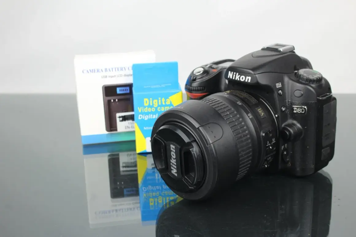 Nikon D80 z obiektywem i akcesoriami. Gotowy do uchwycenia niezapomnianych chwil.