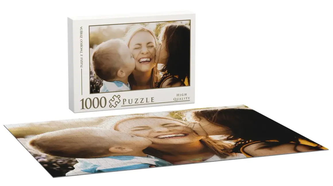 Jak zrobić puzzle ze zdjęcia? Zobacz pudełko z napisem "Puzzle z Twojego zdjęcia" i ułożone obok 1000-elementowe puzzle z uśmiechniętą mamą i dziećmi.