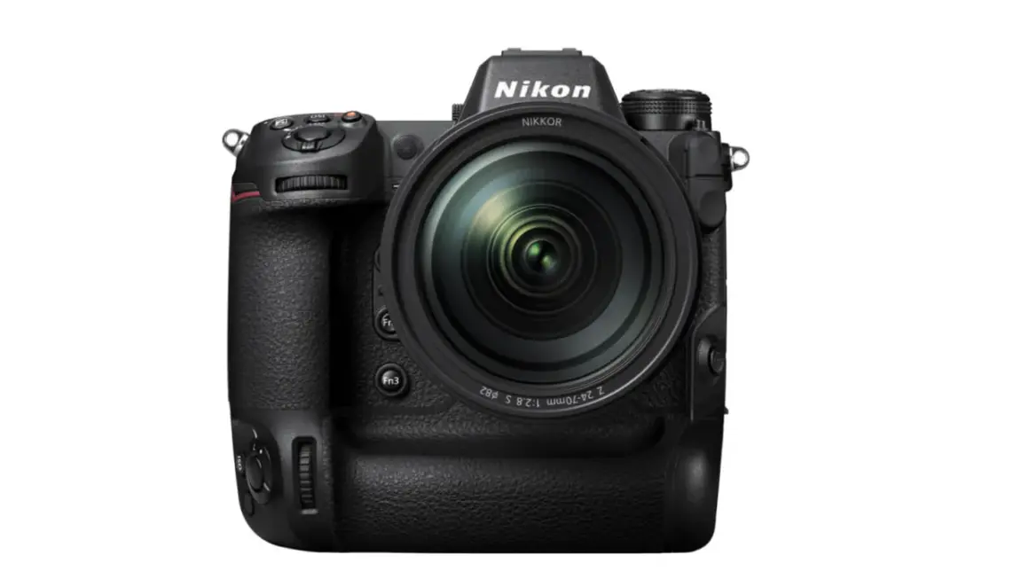 Profesjonalny aparat Nikon z obiektywem, idealny do tworzenia zdjęć do rankingu aparatów bezlusterkowych.